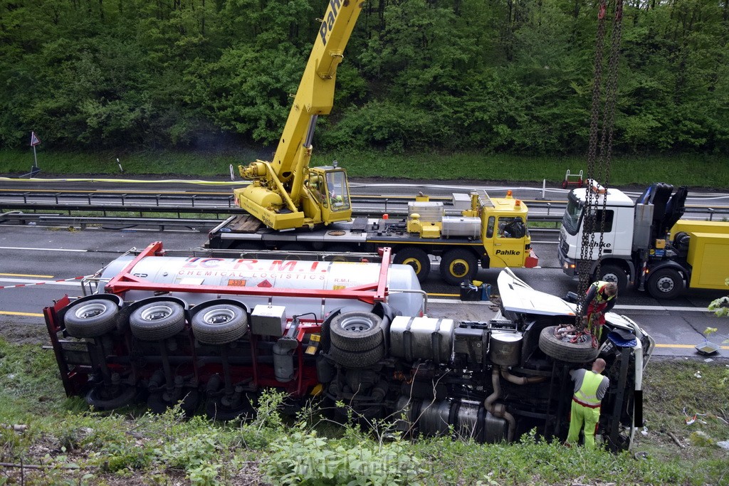 VU Gefahrgut LKW umgestuerzt A 4 Rich Koeln Hoehe AS Gummersbach P312.JPG - Miklos Laubert